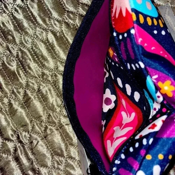 VERA BRADLEY LIGHTEN UP CARRY POUCH - Picture 5 of 5